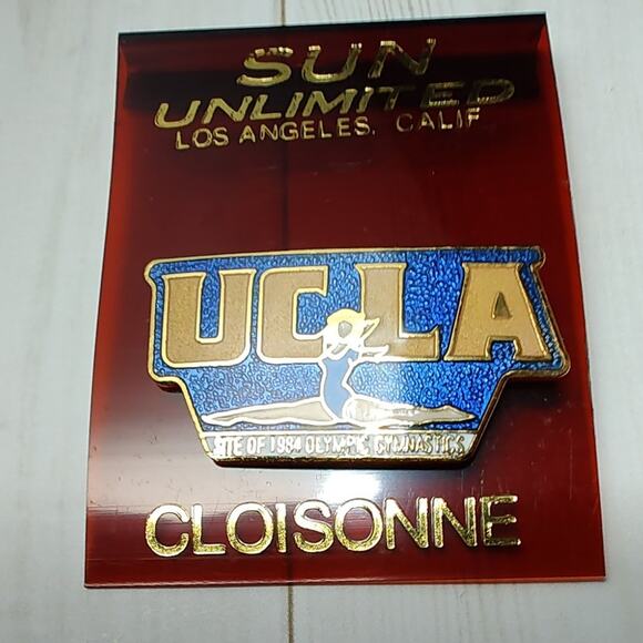 1984 Los Angeles UCLA Woman's Olympic Gymnastics Splits Sports Venue Pin - Picture 1 of 3